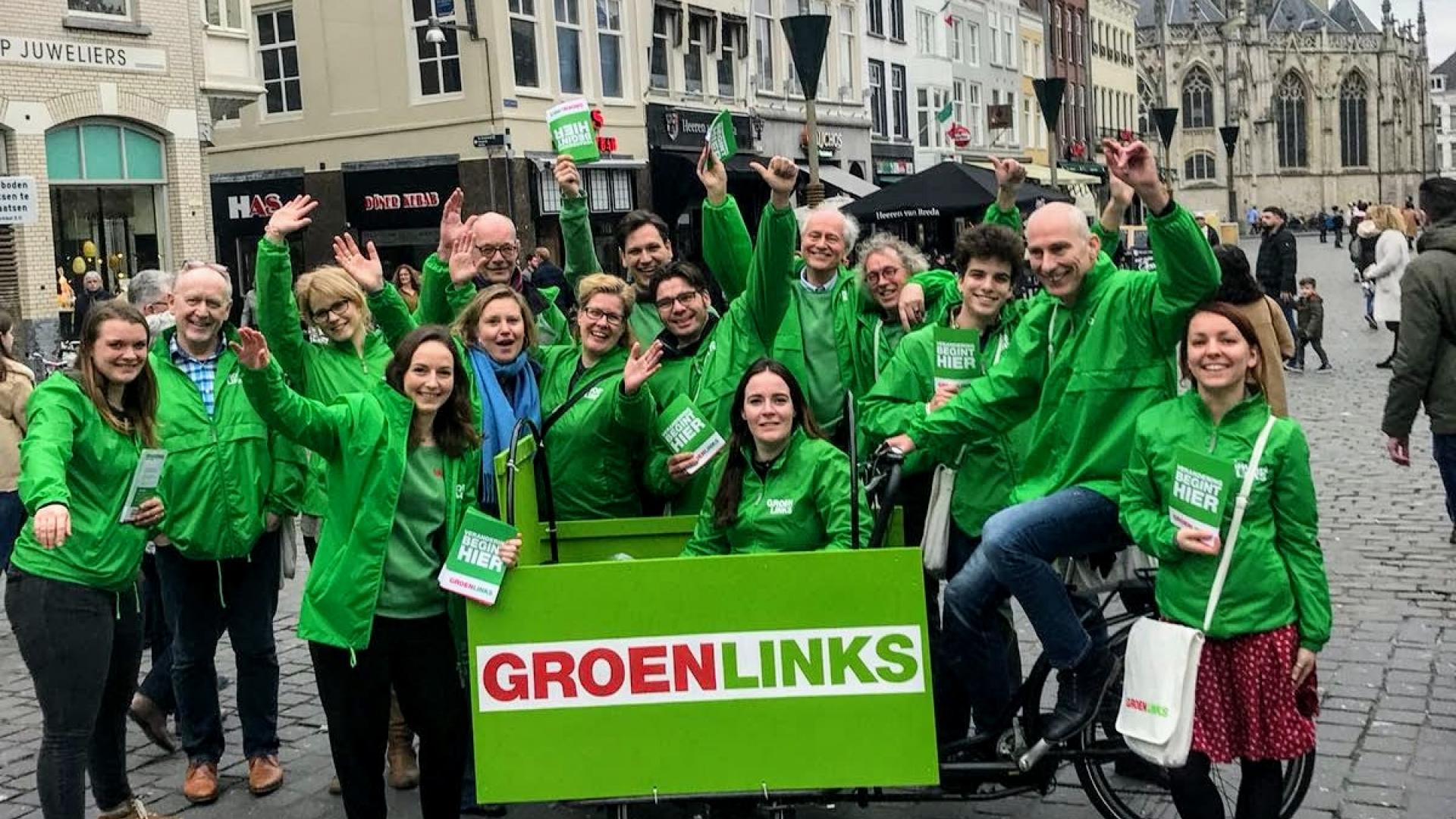 Poserende groep GroenLinksers met op de grote markt in Breda