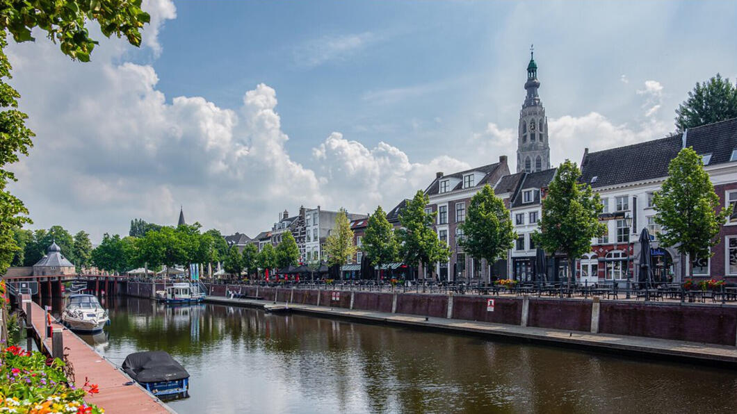 De haven van Breda met de kerk op de achtergrond