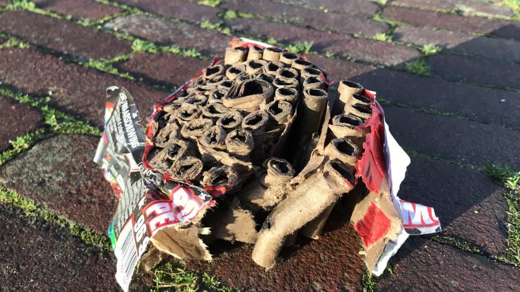 Deze foto van treurige vuurwerkrestanten op straat staan symbool voor GroenLinks Breda dat klaar is met consumentenvuurwerk.