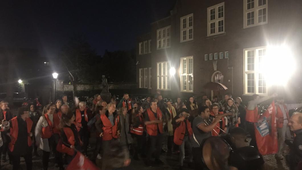 jeugdzorgmedewerkers in actie op Stadserf voor raadszaal jeugdzorgmedewerkers Juzt Stadserf Stadhuis Breda
