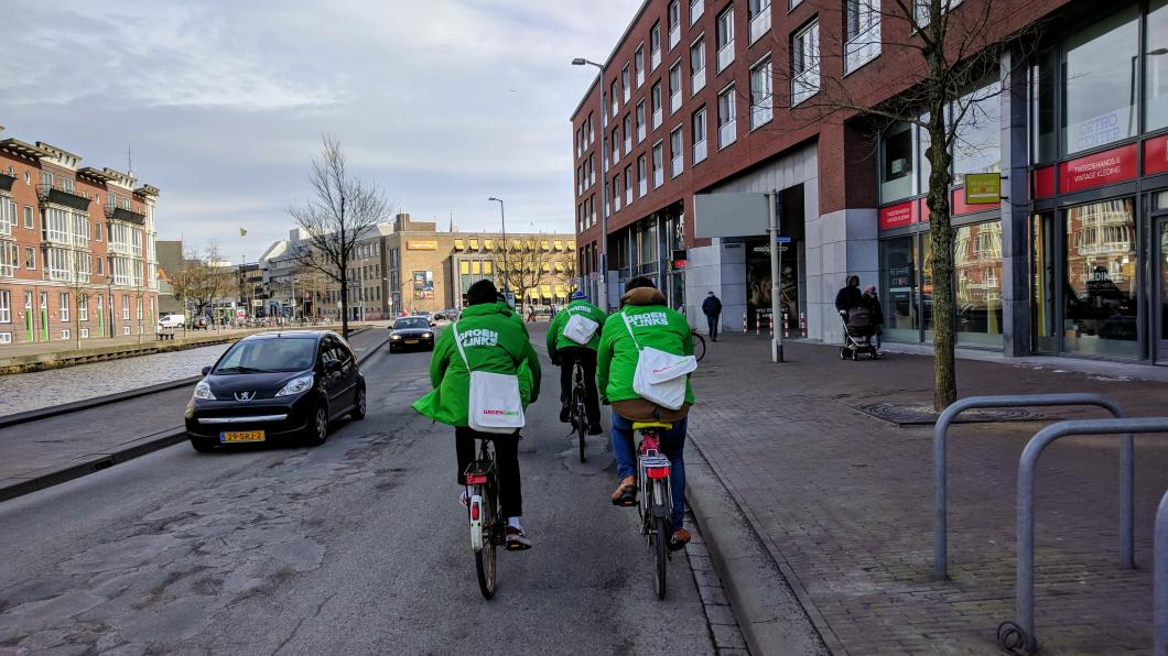 GroenLinksers op weg van een huis-aan-huisactie GroenLinks Verkeersveiligheid Fiets Auto Verkeer